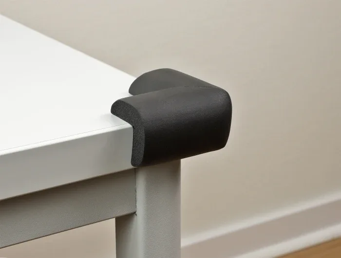 Delock_Schaumstoff_Kantenschutz_selbstklebend_56_x_56_x_22_mm_schwarz__3_eaed13ef